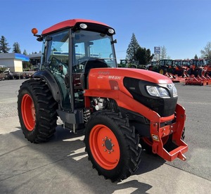 Tractor Kubota 2022 MFWD-Tractor utilitario de serie estrecha con cabina de lujo, estabilidad 4WD y rendimiento eficiente - Product Image 1