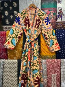 Veste Suzani indienne en coton brodé à la main pour dames Cardigan pardessus d'été décontracté avec motif imprimé de décoration de boutons - Product Image 5