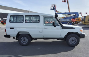 Camioneta utilitaria 4x4 modelo 2023 diseñada para todoterreno, motor diésel, transmisión manual, lista para ser enviada. - Product Image 2