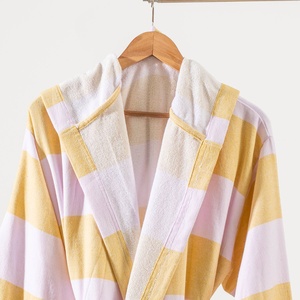 Peignoir turc à rayures audacieuses, à capuche, jaune et lilas - Product Image 5