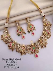 Vente en gros de collier en laiton doré de haute qualité pour femmes accessoire vestimentaire de qualité supérieure à des tarifs réduits - Product Image 3