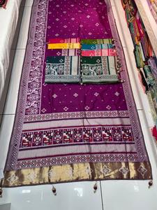 Vente en gros de saris en soie mélangée Dola de créateur avec des embellissements Siroski Latkan étincelants. - Product Image 2