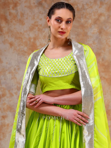 Lehenga Choli Verde Lima, Corte Ajustado con Borde Plateado y Dupatta a Juego, Elegante Ropa Étnica India para Bodas y Fiestas - Product Image 2