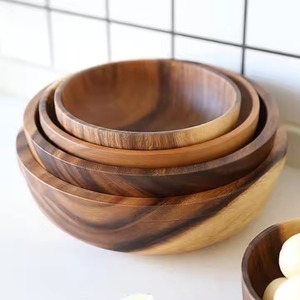 Bol en bois avec finition lisse sculptée naturellement, design artisanal, idéal pour servir en cuisine, présenter des salades et décorer une maison raffinée - Product Image 3