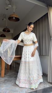 Lehenga งานแต่งงานที่สวยงามด้วยการปักด้ายหลากสีงาน dori และเลื่อมหนัก - Product Image 2