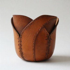 Mini maceta de cuero cosida a mano que aporta textura y estilo al espacio de trabajo o a la entrada con un encanto de decoración verde sutil - Product Image 4