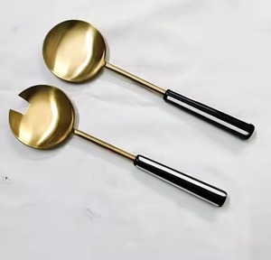 Set de service à salade plaqué or Vaisselle de service à salade fini brillant avec poignée en résine noire - Product Image 1