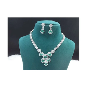 Élégant collier de diamants américains serti d'un style classique, idéal pour les cadeaux, disponible à un prix avantageux - Product Image 2