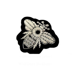 Broches de alambre de lingotes de alta calidad de diseño personalizado con bordado de encaje, broches de abejas de tela de chenilla de Color personalizado - Product Image 3