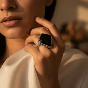 แหวนเงินแท้ 925 สไตล์วินเทจสำหรับผู้หญิง ประดับพลอยออนิกซ์  ขนาดฟรีไซส์  เครื่องประดับโดดเด่น  ของขวัญ  แหวนพลอยรูปทรงมือ  วัสดุทองเหลือง - Product Image 2