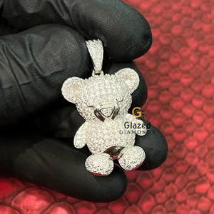 Colgante de Plata de Ley 925 con Diamantes de Moissanita de Corte Brillante Redondo, Diseño Único y Moderno Estilo Hip Hop para Unisex - Product Image 1