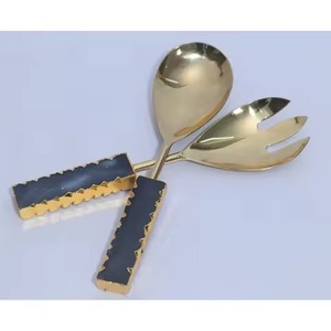 Ensemble moderne de cuillère et de fourchette à servir en or avec des poignées carrées et une finition polie miroir, idéal pour la cuisine, la salle à manger et l'usage domestique - Product Image 3