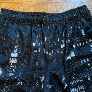 Pantalones cortos de baloncesto de malla con estampado gráfico del horizonte de la ciudad de Nueva York – Pantalones deportivos negros - Product Image 3