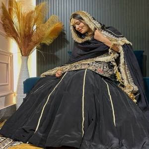 Ensemble Lehenga en soie naturelle VASTRA COTTAGE pour femmes avec haut brodé et dupatta, perles, fil, sequins, tenue de soirée - Product Image 2