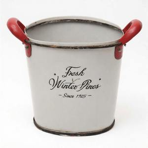 Maceta navideña Holly Jingle con acabado de metal rústico, perfecta para mostrar piñas de hoja perenne y detalles de jardín de vacaciones - Product Image 3