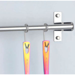 Ensemble de couverts arc-en-ciel moderne avec une construction robuste en acier inoxydable mettant en valeur des tons multicolores pour une décoration de table élégante - Product Image 2