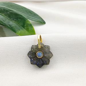 Pendentif à breloque en pierre précieuse Labradorite 18 MM-Pendentif en argent 925 pour collier-Bijoux faits à la main - Product Image 1