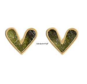 Pendiente de tuerca de moldavita cruda natural, chapado en oro y platino, diseño en forma de V moderno, ajuste de bisel para aniversario, regalo de fiesta perfecto - Product Image 1