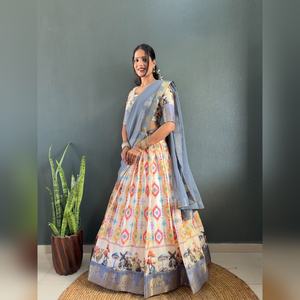 Lehenga Choli Varuni cousu en georgette avec dupatta, tenue de soirée indienne de créateur, en soie, pour mariage et mariée, en gros et à prix avantageux - Product Image 3