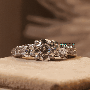 Solitaire de diamant de coupe ronde avec des accents Bague de fiançailles de style pour femme - Product Image 1