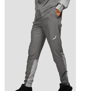 Conjunto Deportivo de Dos Piezas con Chaqueta Cortavientos y Pantalones Deportivos para Hombre, con Logotipo Personalizado Estampado, Estilo Urbano, de Poliéster/Nailon, para Otoño - Product Image 3