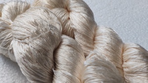 Fil de soie Duke Premium 100% soie de mûrier filée, poids worsted, doux, lustré, pour tricot, crochet, tissage, chenille, décoloré, pelote de 100g - Product Image 4