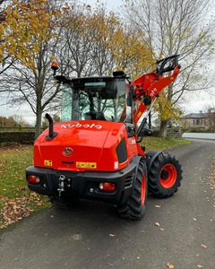 Tracteur Kubota d'occasion 63 chevaux avec chargeur et pelle rétro modèle M62 Tracteurs Kubota disponibles - Product Image 5