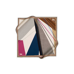 Pañuelo Cuadrado de Crepé de Seda Beige con Estampado Geométrico - Product Image 1