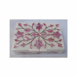 Beau marbre blanc fait à la main avec une finition fine et une boîte de rangement de bijoux de travail en incrustation de fleurs de forme rectangulaire polie lisse - Product Image 5