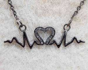 Heartbeat จี้เพชรประดับ925แบบย้อนยุคของผู้หญิงขนาด46X13มม. สีดำโรเดียมชุบ - Product Image 1