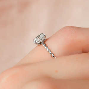 Anillo de Compromiso Elegante de Plata 925 con Moissanita de Corte Ovalado para Mujer - Product Image 5