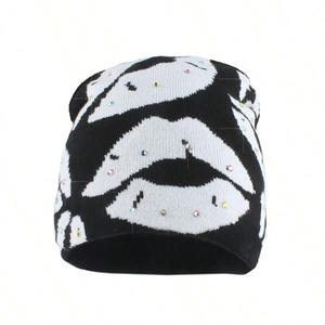 Bonnet en tricot jacquard unisexe avec motif de lèvres sur toute la surface et détails en strass, mode d'hiver, couvre-chef - Product Image 1