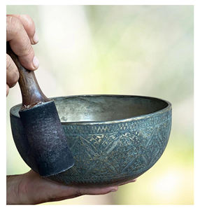 Bol chantant tibétain traditionnel en acier inoxydable poli, martelé à la main, outil de méditation, de yoga et de sonothérapie pour l'apaisement - Product Image 4