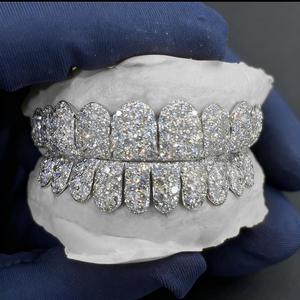Grillz en or blanc élégant avec diamants en moissanite, étincelant et brillant, design haut de gamme et bijoux polis - Product Image 1