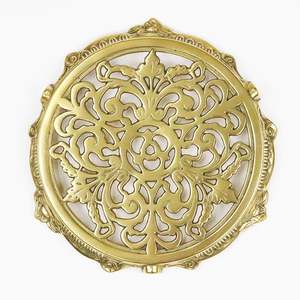 Salvamanteles metálicos decorativos en forma de corazón con salvamanteles diseñados a la moda a la venta por exportadores indios a precios bajos - Product Image 6