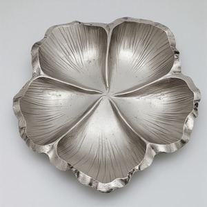 Servidor de frutas secas de aluminio decorativo con tres cuencos de hojas interconectados en acabado dorado antiguo para interiores de comedor. - Product Image 2