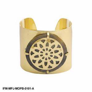 Brazalete Artesanal de Latón con Mandala, Incrustaciones de Nácar Oscuro y Filigrana Floral, Brazalete Elegante, Regalo para Ella - Product Image 2