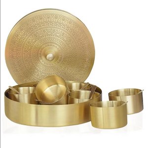 Boîte à épices en laiton et métal de qualité supérieure avec couvercle gravé de fleurs et 7 récipients, un ajout élégant et fonctionnel à toute cuisine - Product Image 1