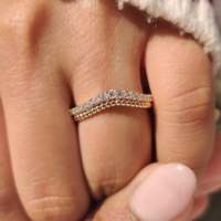 Anillo de Boda Curvo con Doble Hilera de Diamantes Cultivados en Laboratorio con Corte Brillante Redondo para Mujer con Claridad VS