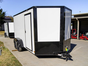 รถพ่วงแบบ Tandem Enclosed Trailer สีขาว ทรง V-Nose พร้อมแพ็คเกจ Blackout แบบสองเพลา รับน้ำหนักได้ 2001-3000 กก. ยี่ห้อ 7x14 - Product Image 2