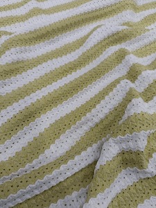 เสื้อยืดไหมพรมลายทางคอกลมแขนสั้นเข้ารูปสำหรับผู้ชาย - Product Image 3