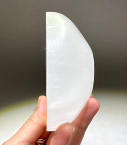 Cuenco de selenita de piedras preciosas curativas naturales Cuenco redondo de selenita tallado a mano para decoración del hogar - Product Image 3