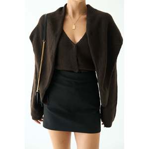 เสื้อคาร์ดิแกนสีน้ำตาลเข้มพร้อมผ้าพันคอในตัว - Product Image 1