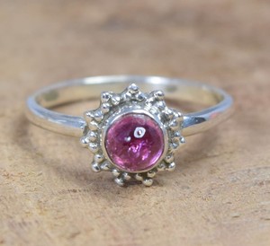 Bague classique faite main par un designer en argent sterling 925, sertie d'une magnifique tourmaline rose véritable de 6 mm, pour femme, idéale pour les fêtes - Product Image 1