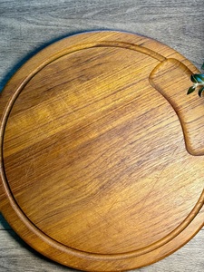 Planche à découper ronde rainurée avec rainure pour les jus, surface épaisse et lisse, idéale pour couper, servir et une utilisation en cuisine moderne - Product Image 4
