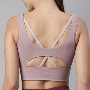 Sujetador Deportivo Sencillo para Mujer - Hecho en Pakistán, Spandex/Poliéster Ecológico y de Secado Rápido, Tirantes Ajustables, Logotipo Frontal - Product Image 3