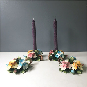 Ensemble de bougeoirs en céramique florale de style italien vintage Capodimonte, peint à la main, pour la décoration de table de mariage et de la maison - Product Image 1