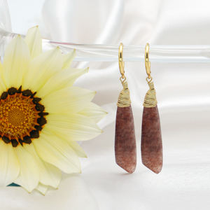 Dua Strawberry Quartz Trendy Boucles d'oreilles pendantes faites à la main en laiton plaqué or 18 carats Bijoux de mariage pour femmes - Product Image 1