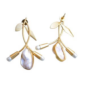 ต่างหูไข่มุกแบบพรีเมี่ยมพร้อมอัญมณีมีค่าเคลือบสีทองเงางามและเครื่องประดับคุณภาพดี - Product Image 5