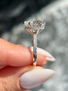 Anillo de Compromiso de Halo Oculto, Diamante Cultivado en Laboratorio, 18K, Corte Ideal Redondo, 6,35 CTW, E VS1 Claridad, Certificado IGI, Diamantes Laterales Redondos - Product Image 3